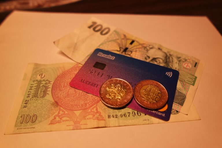 Strategic Use of Currency Forwards for Exchange Rate Lock-in